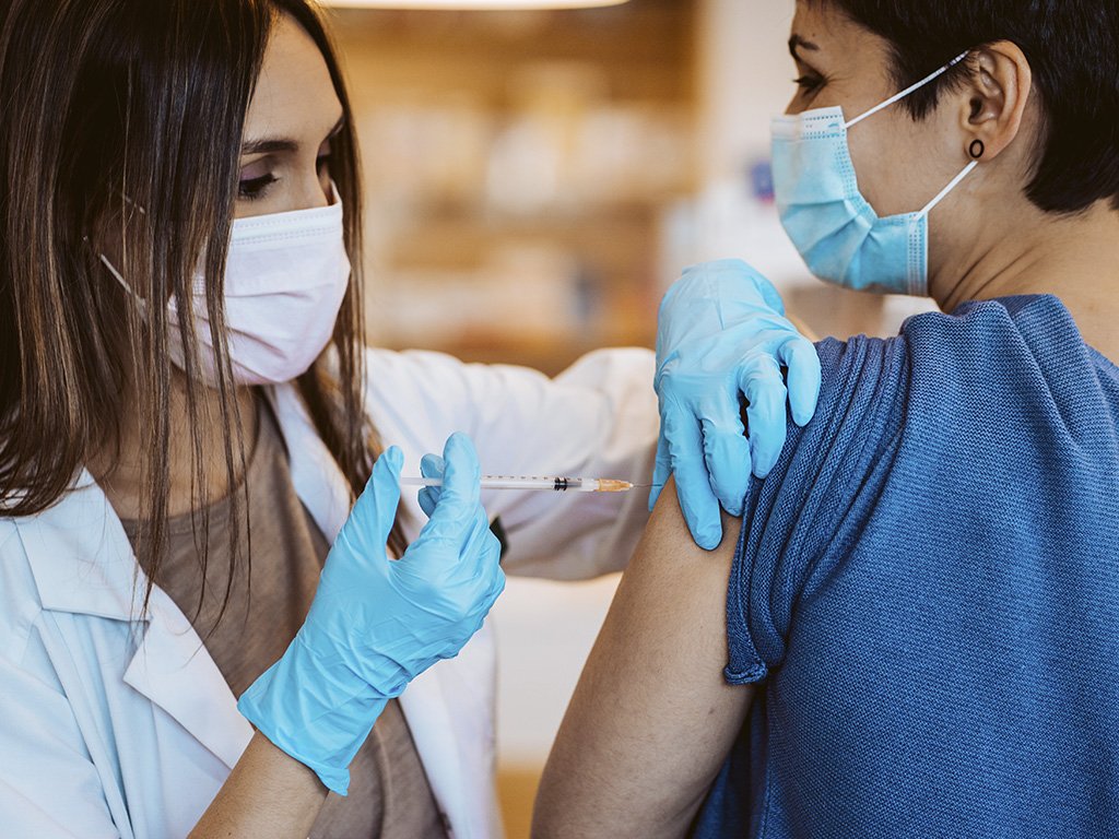 Aceptación y efectividad de la vacunación contra COVID-19 en personal de salud en un hospital de tercer nivel.